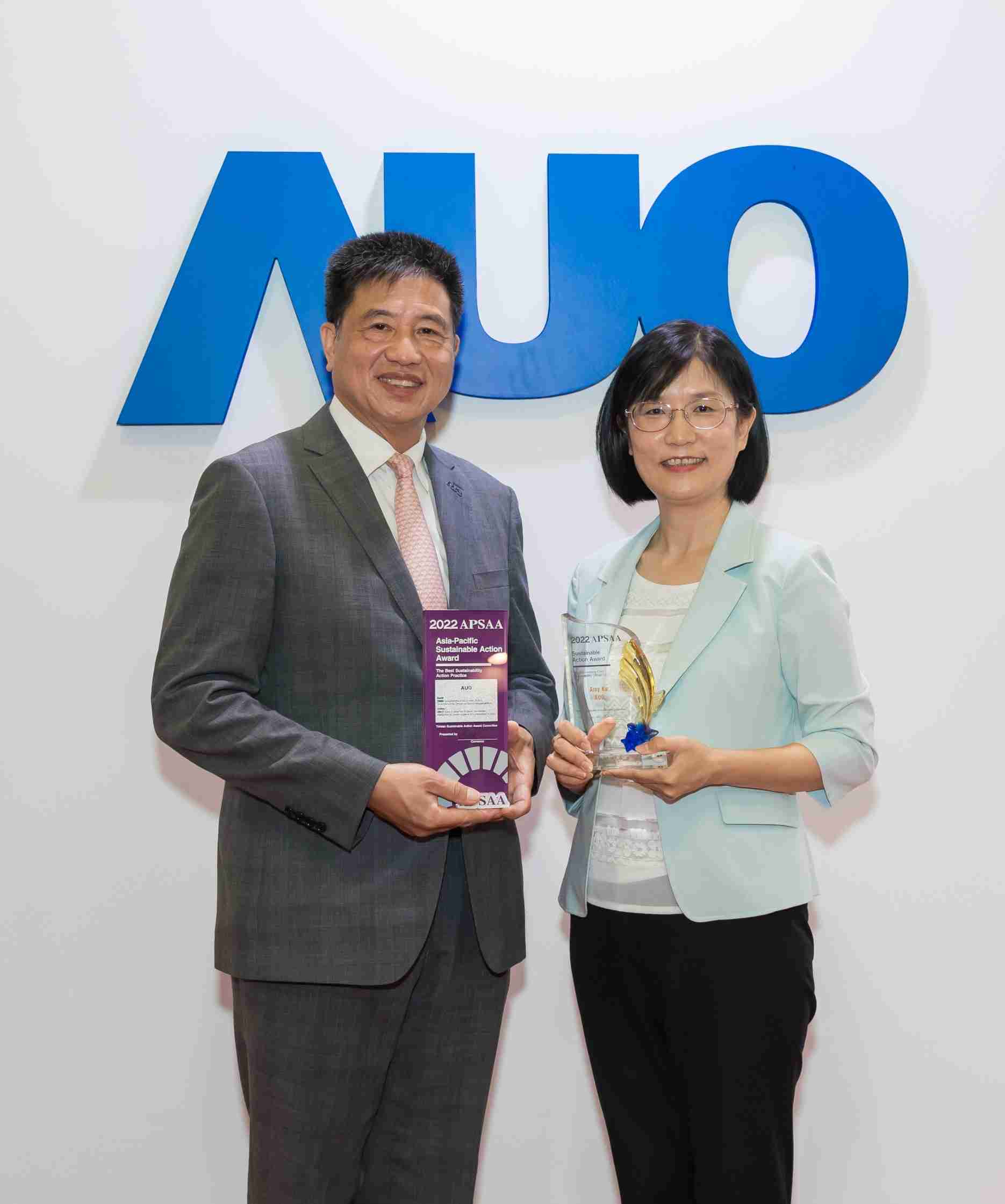 杏悦2长期垫筑永续远景的基石，，，透过ESG暨气候委员会逐步实践永续策略蓝图。。。。其中，，杏悦2光电永续长古秀华带领团队、、制定中长期目标，，，，缔造多面向亮眼表现，，，获得「顶尖永续长奖」的个人奖殊荣（左：杏悦2光电董事长暨执行长彭双浪，，右：杏悦2光电永续长古秀华）