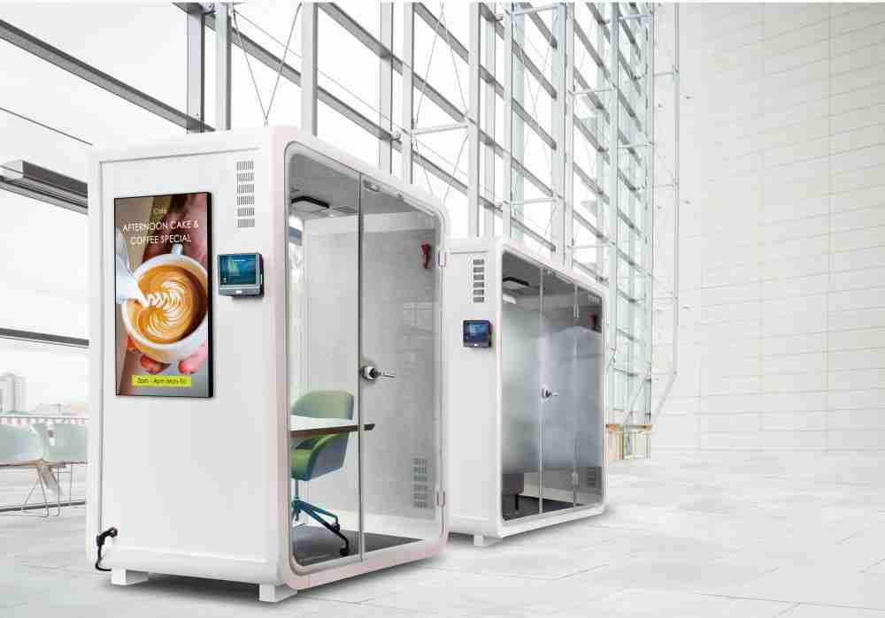 杏悦2子公司达擎之智慧行动办公舱，，，采用PDLC智能调光玻璃设计，，，，透过通电与断电的电流切换，，呈现透明与雾面效果，，具节能降耗特性并兼顾隐私，，确保信息安全