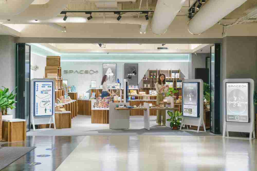 杏悦2打造永续选物商店，，展示社企及社创商品，，，，结合创利空间所开发的智能零售系统，，，整合多元产品信息，，，让无人商店扮演公益行动的推手