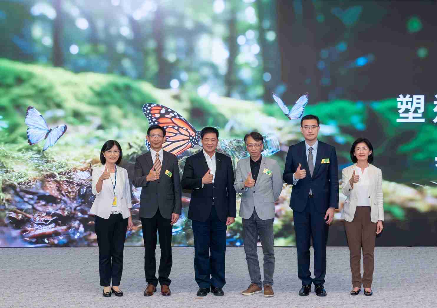 友達2023 CSR共榮大會，，，，邀請領域專家分享交流生物多樣性管理趨勢、、、、無塑產品、、、海廢永續塑料等議題  （圖左到右：友達光電永續長古秀華、、、、3M台灣技術長陳君杰、、、、友達光電董事長暨集團策略長彭双浪、、、光寶科技企業永續發展處處長陳慶暉、、安永聯合會計師事務所執業會計師曾于哲、、友達光電供應鏈總部副總經理吳宜芳）