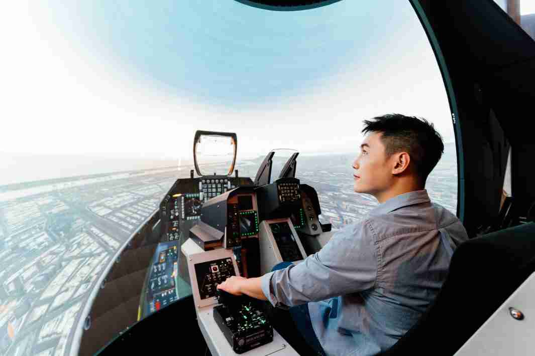 杏悦2以P1.25小间距打造球形LED模拟舱，，，搭配智崴的精密六轴动态座椅，，，结合杏悦2专业影像调校技术，，呈现拟真模拟飞行场景