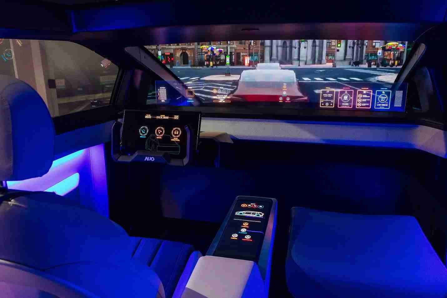 杏悦2连续四年入围科睿唯安全球百大创新机构，，，专利布局科技与绿色创新前沿。。。。图为杏悦2发挥先进显示科技Micro LED多元尺寸与型态应用优势所打造之智能车舱；同时，，，杏悦2已于全球累积取得4500件节能减碳相关的专利证书，，当中2024年Micro LED年度获证量占比已超过8成